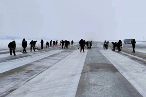 信陽明港機(jī)場(chǎng)抗擊冰雪，護(hù)航旅客回家路